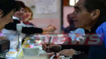 Petre Roman a mers la un miting cu un ceas de lux de 8.500 euro: Fostul premier, apostrofat de cetățeni (VIDEO)