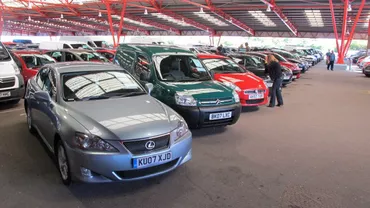 Braşov: 17 maşini dintr-un parc auto, avariate în urma unui incendiu