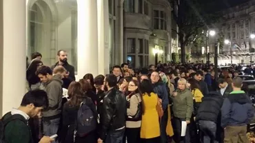 Paris: Circa 100 de persoane au protestat la Ambasada României faţă de îngrădirea dreptului la vot