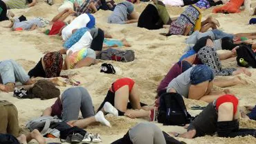 Sute de oameni și-au îngropat capetele în nisip pentru a protesta față de ignorarea încălzirii globale la G20