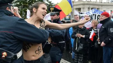 Vatican: Trei activiste Femen au manifestat în sânii goi împotriva vizitei Papei Francisc în Parlamentul European