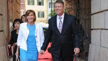 Carmen Iohannis primită de elevii săi de la Sibiu cu „We are the champions” (VIDEO)