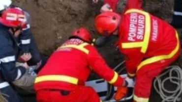 Mehedinți: Doi muncitori care lucrau la canalizare au murit, după ce au fost prinși sub un mal de pământ