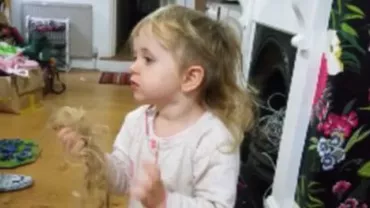 Imagini de colecție: O fetiță de 2 ani îi explică tatălui ei de ce s-a tuns singură (VIDEO)