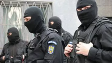 Percheziții în București și Prahova, la persoane suspectate că au furat conducte petroliere