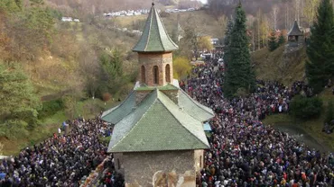 Hunedoara: Peste 40.000 de credincioşi s-au rugat la mormântul părintelui Arsenie Boca, de la Prislop