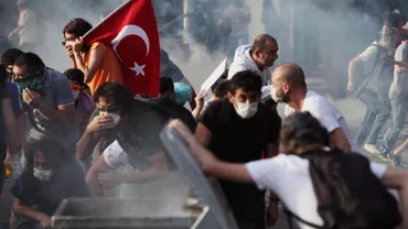 Turcia: Poliția a dispersat violent prima manifestație, în fața noului palat prezidențial