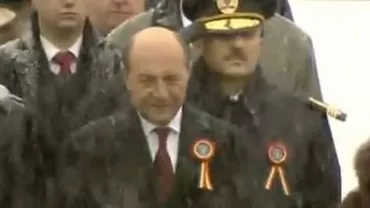 Băsescu şi Ponta, la parada militară din București, Iohannis la Alba Iulia: În Capitală toate aeronavele au rămas la sol, din cauza ninsorii