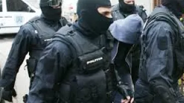 Percheziţii într-un dosar de proxenetism, în care este vizat şi un profesor universitar