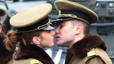Fotografie virală pe Internet: Doi militari, surprinși în timp ce se sărută la repetițiile pentru parada militară de 1 Decembrie
