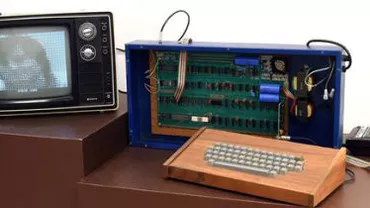 Un computer Apple-1, vândut de Steve Jobs în 1976, a fost achiziținat pentru 365.000 dolari