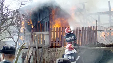 Argeș: Cel puţin patru case au ars într-un incendiu în Rucăr. O bătrână imobilizată la pat a murit