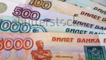 Rubla a coborât sub pragul istoric de 60 unități pentru un dolar