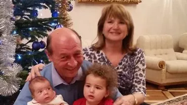 Traian Băsescu, înconjurat de familie și nepoți, de Crăciun: Fostul președinte a postat imagini cu cei dragi în jurul bradului (FOTO)