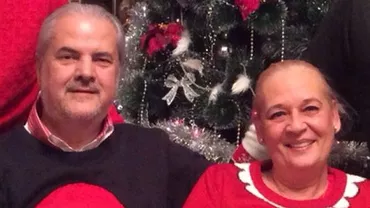 Adrian Năstase, alături de soție și copii lângă bradul de Crăciun: Ce pulovere tematice poartă cei patru (FOTO)