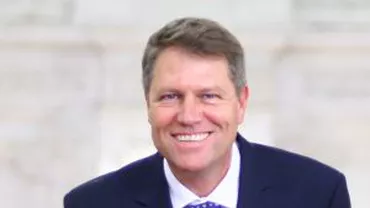 Klaus Iohannis conduce detaşat bătălia Like-urilor pe Facebook, de Crăciun