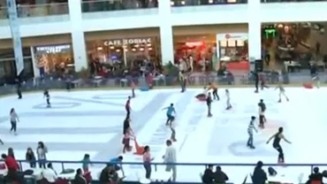 Distracție la patinoar și la mall în prima zi de Crăciun: Românii au dat din nou sarmalele pe fast-food (VIDEO)