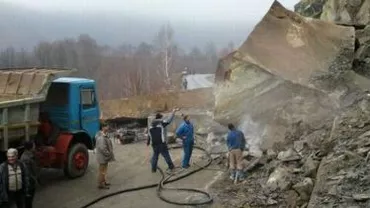 Traficul a fost oprit pe DN57 Orşova - Moldova Nouă din cauza căderilor de pietre