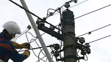 Bacău: Mii de familii din 26 de localități sunt fără energie electrică din cauza zăpezii