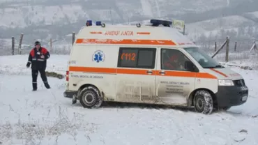 Vaslui: O tânără a murit într-o ambulanță blocată în nămeți pe un drum județean. Raed Arafat: Pacienta a fost preluată în stop cardiac (VIDEO)