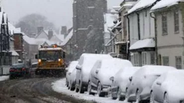 Vremea rea face ravagii în Europa: Mii de maşini au fost blocate şi zeci de mii locuinţe au rămas fără electricitate din cauza intemperiilor