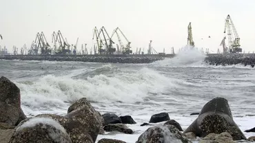 Toate porturile de la Marea Neagră sunt închise din cauza vântului puternic