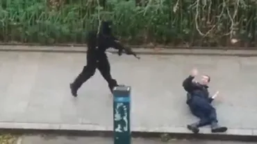 Primele imagini din timpul atacului terorist la ziarul francez de satiră Charlie Hebdo: Un poliţist este atacat în plină stradă (VIDEO)