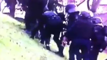 Vânătoarea de terorişti: Imagini cu trupele franceze de intervenţie care se chinuie să urce un deal (VIDEO)