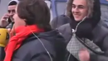 Tinerii magrebieni sfidează întâmplările tragice din Paris: Aceștia fac semnul victoriei în spatele reporterilor (VIDEO)