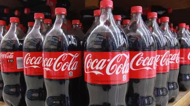 Coca-Cola face restructurări pentru a reduce costurile: Mii de angajați din toată lumea vor fi concediați