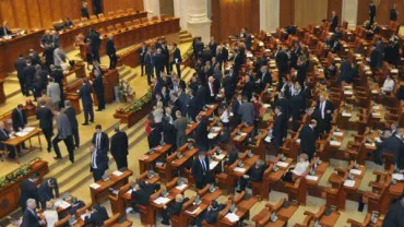 Primul proiect de lege depus în 2015 la Senat prevede reducerea numărului de parlamentari la 380