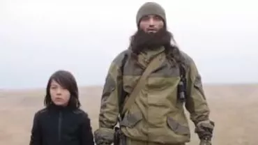 O filmare a Statului Islamic cu un copil care execută doi agenți ruși stârnește controverse (VIDEO)