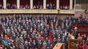 Moment emoționant: Imnul național al Franței, cântat de parlamentari în memoria victimelor atacurilor de la Paris (VIDEO)