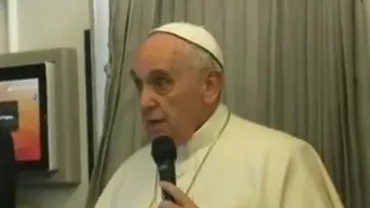 Papa Francisc: Dacă cineva spune o grosolănie despre mama mea, trebuie să se aștepte să primească un pumn. A ucide în numele lui Dumnezeu este o aberație (VIDEO)