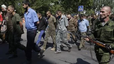 Soldații ucraineni, obligați de separatișrii proruși să defileze în fața unei mulțimi furioase la Donețk