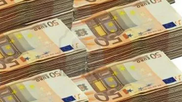 Euro a scăzut la cel mai redus nivel din ultimii 11 ani față de dolar