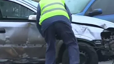 București: O mașină s-a răsturnat pe linia tramvaiului 41 (VIDEO)