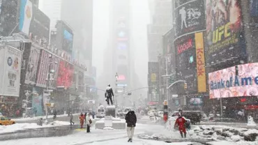 Furtună de zăpadă în New York: Transportul în comun a fost oprit. Autoritățile cer populaţiei să iasă din casă cât mai puţin posibil (VIDEO)