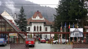 Primăria Sinaia acuză Biserica Ortodoxă Română de amplasarea ilegală a unor bannere