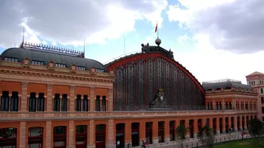 Alertă falsă cu bombă la Madrid: Gara Atocha, evacuată după ce un bărbat a aruncat un pachet pe șine (VIDEO)