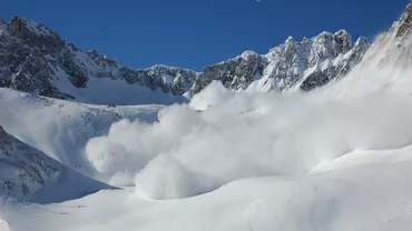 Pericol de avalanşă în Munţii Făgăraş şi Bucegi: Salvamontiștii le recomandă turiștilor să nu intre în zonele de risc (VIDEO)