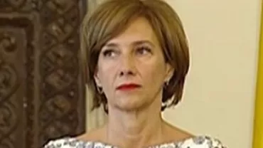 Prima doamnă a postat pe Facebook fotografii cu preşedintele Iohannis, lângă bradul de Crăciun: ”Nu există bucurie adevărată decât în emoţiile inimii” (VIDEO)