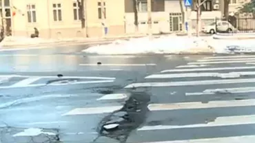 Principalele şosele din Capitală, pline de gropi, după topirea zăpezii (VIDEO)