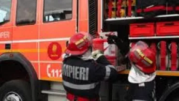 Brăila: O mașină a luat foc în plină stradă. Autoturismul a fost distrus în totalitate de flăcări (VIDEO)