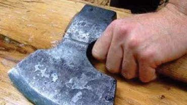 Baia Mare: Un bărbat și-a lovit iubita de 17 ani cu un topor în cap, în fața copiilor lor