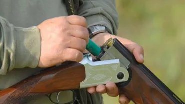 Suceava: Anchetă după ce un bărbat care participa la o vânătoare neautorizată a fost împușcat mortal, accidental