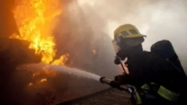 Incendiu la un service auto din Timişoara. Proprietarul, la spital cu arsuri la mâini şi la cap