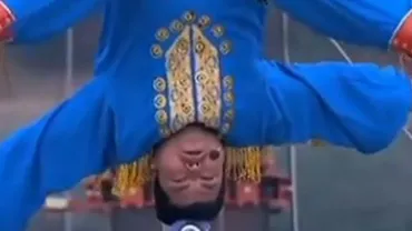 Un chinez a petrecut 72 de ore pe un cablu suspendat, stând în cap și dormind într-un sac (VIDEO)