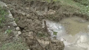 550 de locuitori ai unei comune din județul Dâmbovița ar putea rămâne izolați în urma unei alunecări de teren