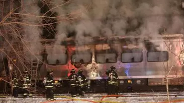 New York: Cel puțin șase persoane au murit, după ce o mașină a fost lovită de un tren